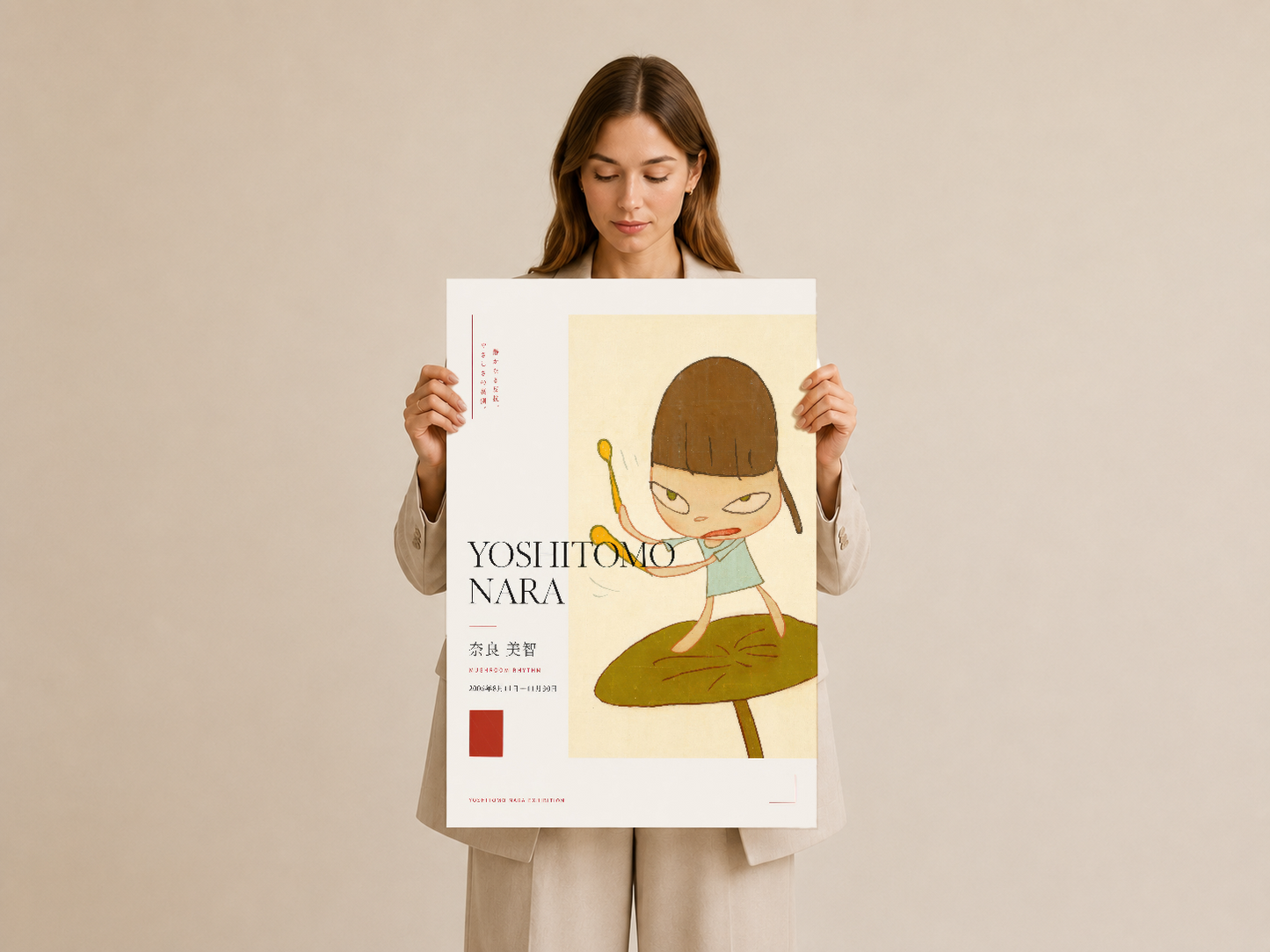 Yoshitomo Nara duvar tablosu, kadın tarafından tutularak gösterilen sanat posterinin ürün görseli.