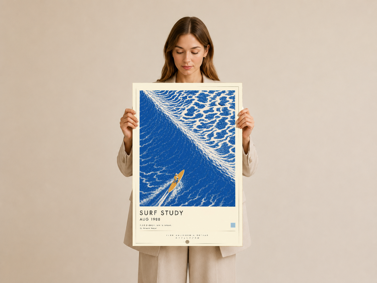 Kadın figürü, beyaz çerçeveli mavi deniz temalı Surf Study posterini elinde tutarak açık ön görünümü göstermektedir.