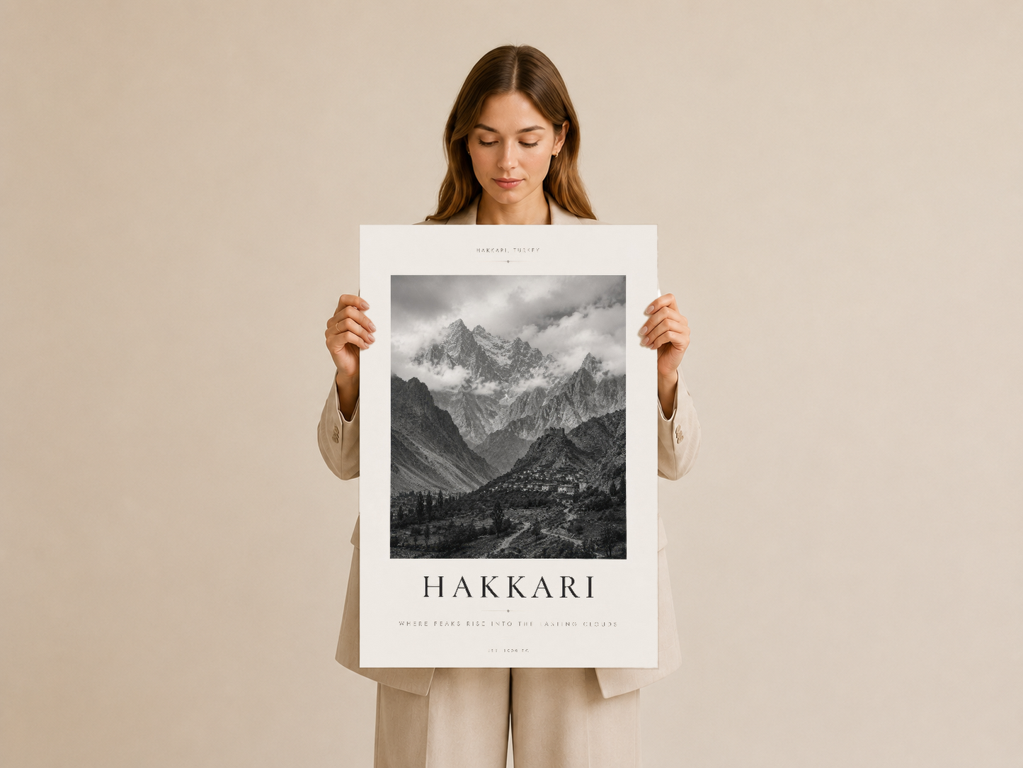 Hakkari Dağları tablosu, kadın tarafından elde tutulan çerçeveli sanat baskısı görseli.
