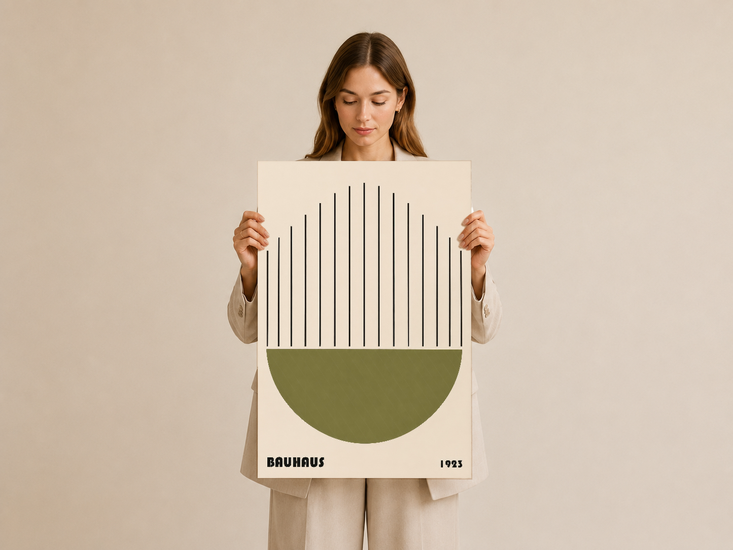 Vintage Bauhaus posterini elinde tutan kadın, 1923 tasarımı.