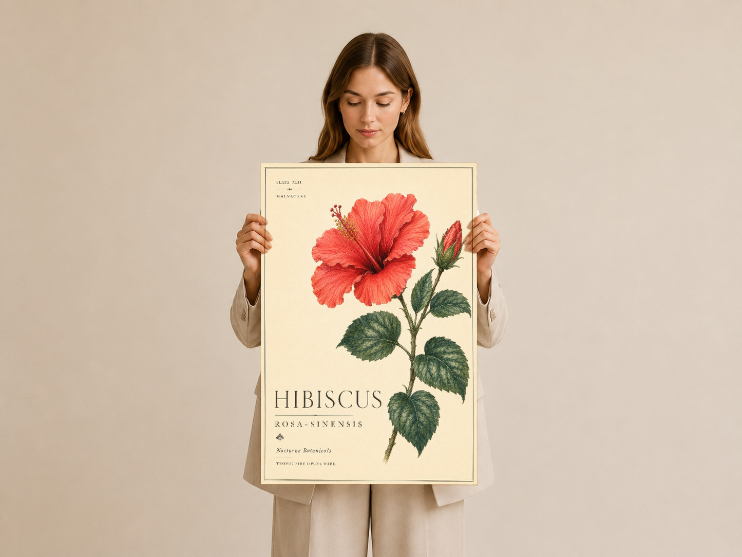 Klasik hibiskus baskı tablosu, doğal renkler ve şık tipografi içeren botanik sanat eseri.