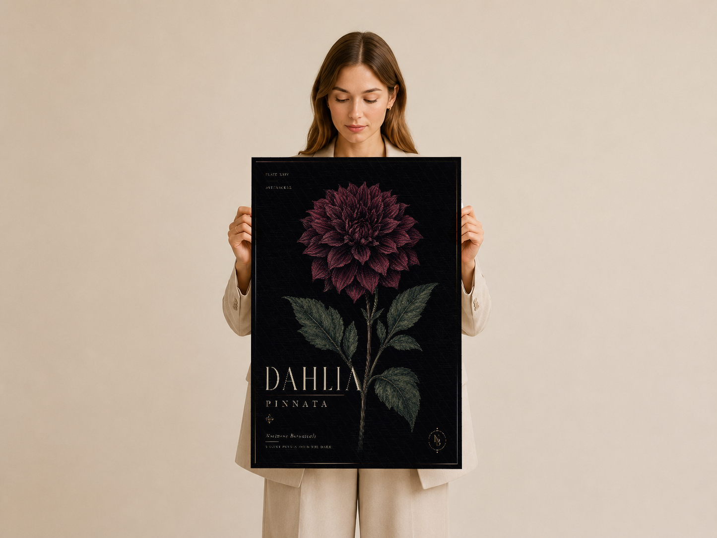 Kadın tarafından tutulan pembe dalya baskılı siyah poster, çerçeveli tasarımıyla öne çıkıyor.