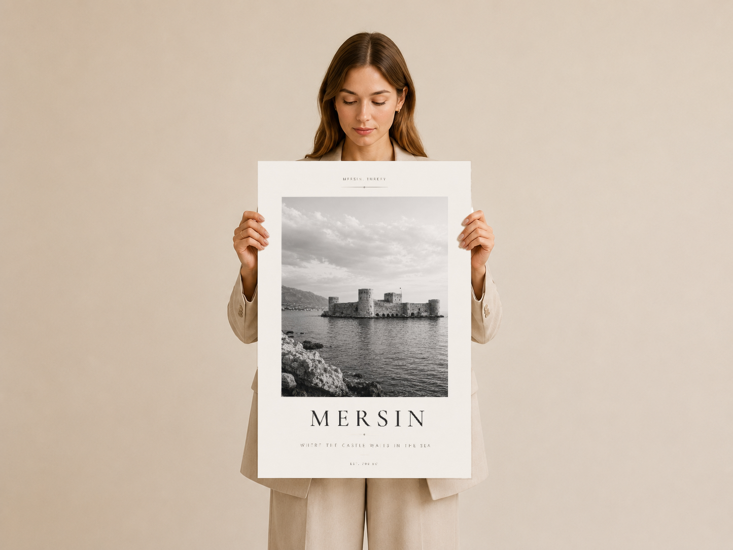 Mersin seyahat tablosu, kadın tarafından ellerinde tutularak gösterilen poster baskı.