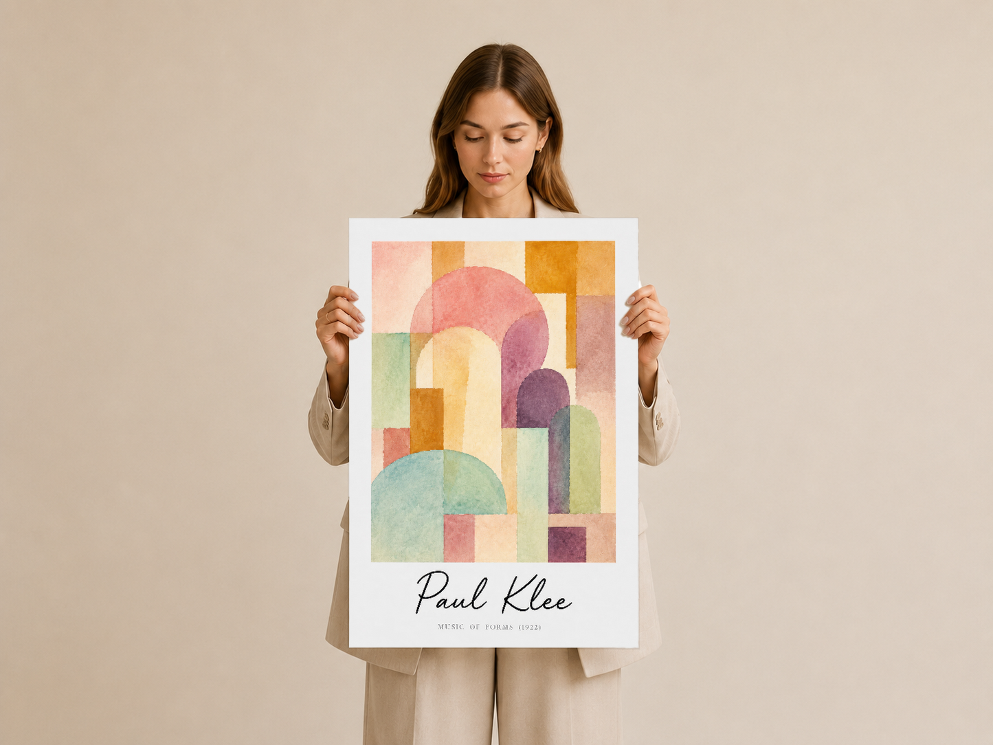 Renkli soyut formlara sahip Paul Klee tablosu, elde tutulmuş şekilde gösterilen sanat posteri.