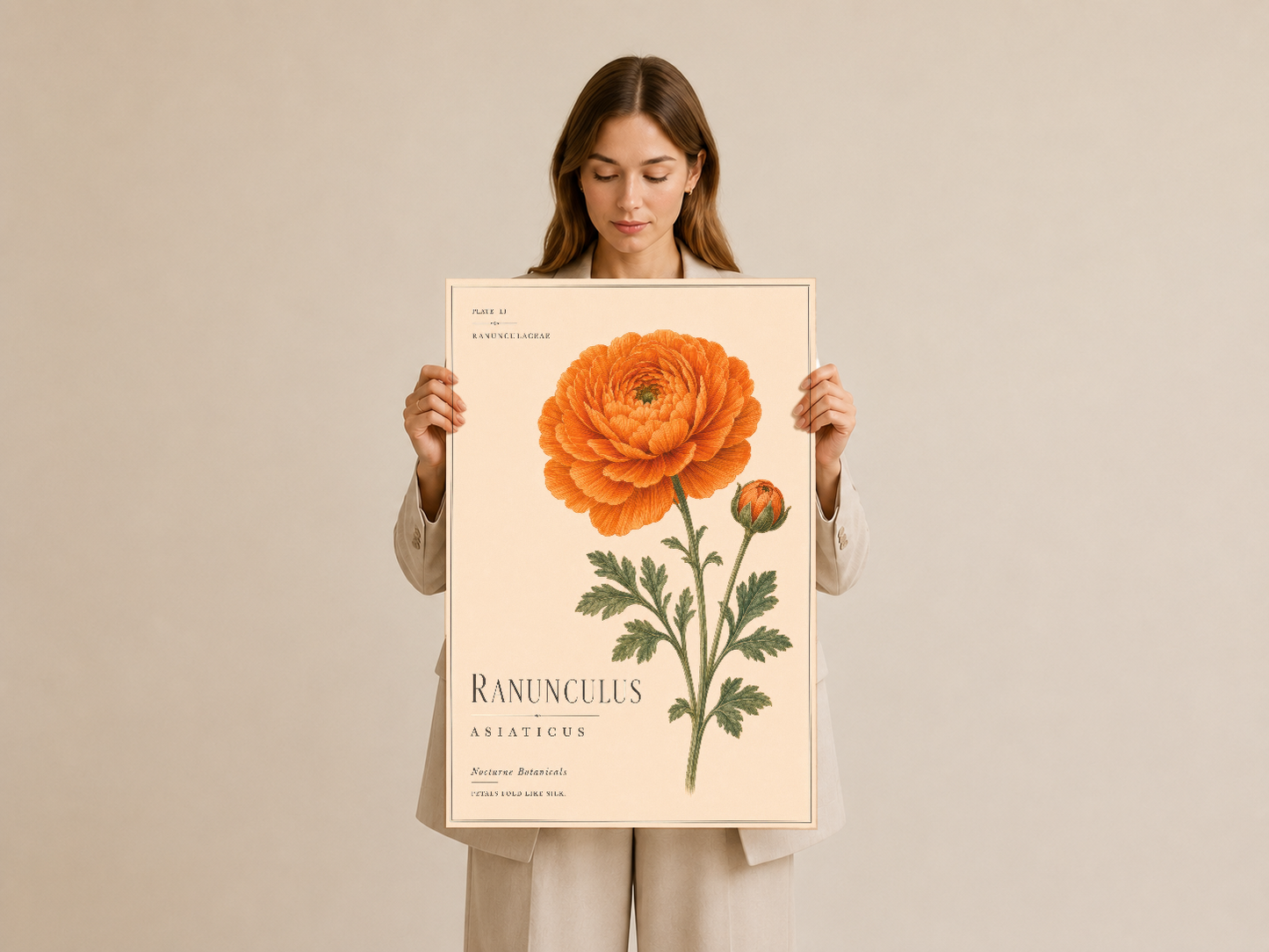 Tunç rengi Ranunculus çiçeği tasarımı tutan kadın, çerçeveli sanat posterini gösteriyor.