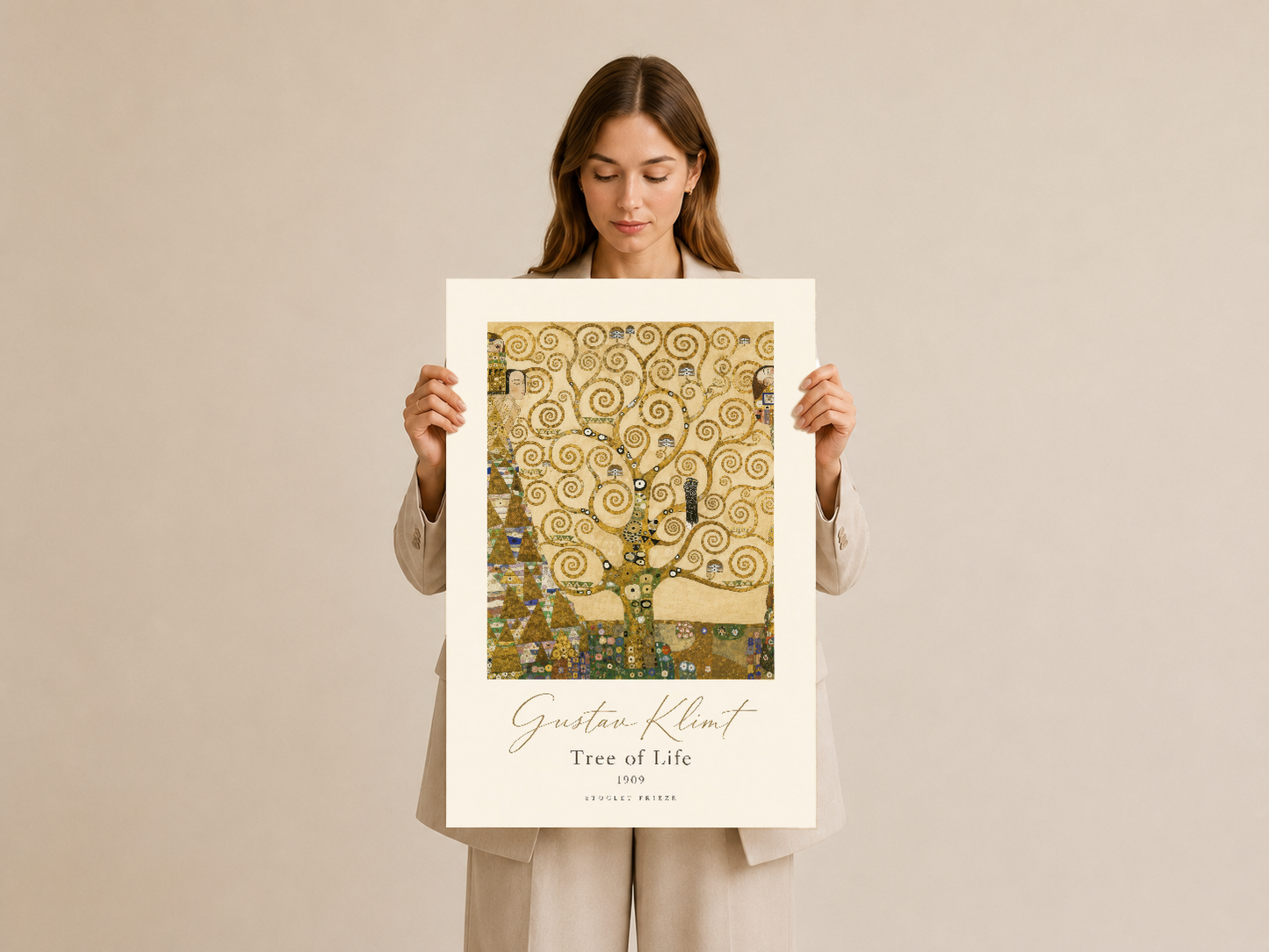 Yaprak desen giyimli kadın, Klimt'in dekoratif Yaşam Ağacı tablosunu tutarak sergileniyor.