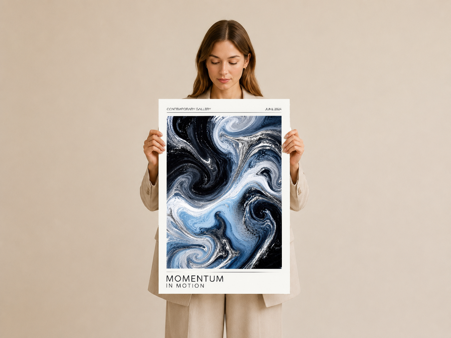 Soyut mermer tasarımlı poster, taraflı tutuluyor ve modern galeri estetikle sunuluyor.