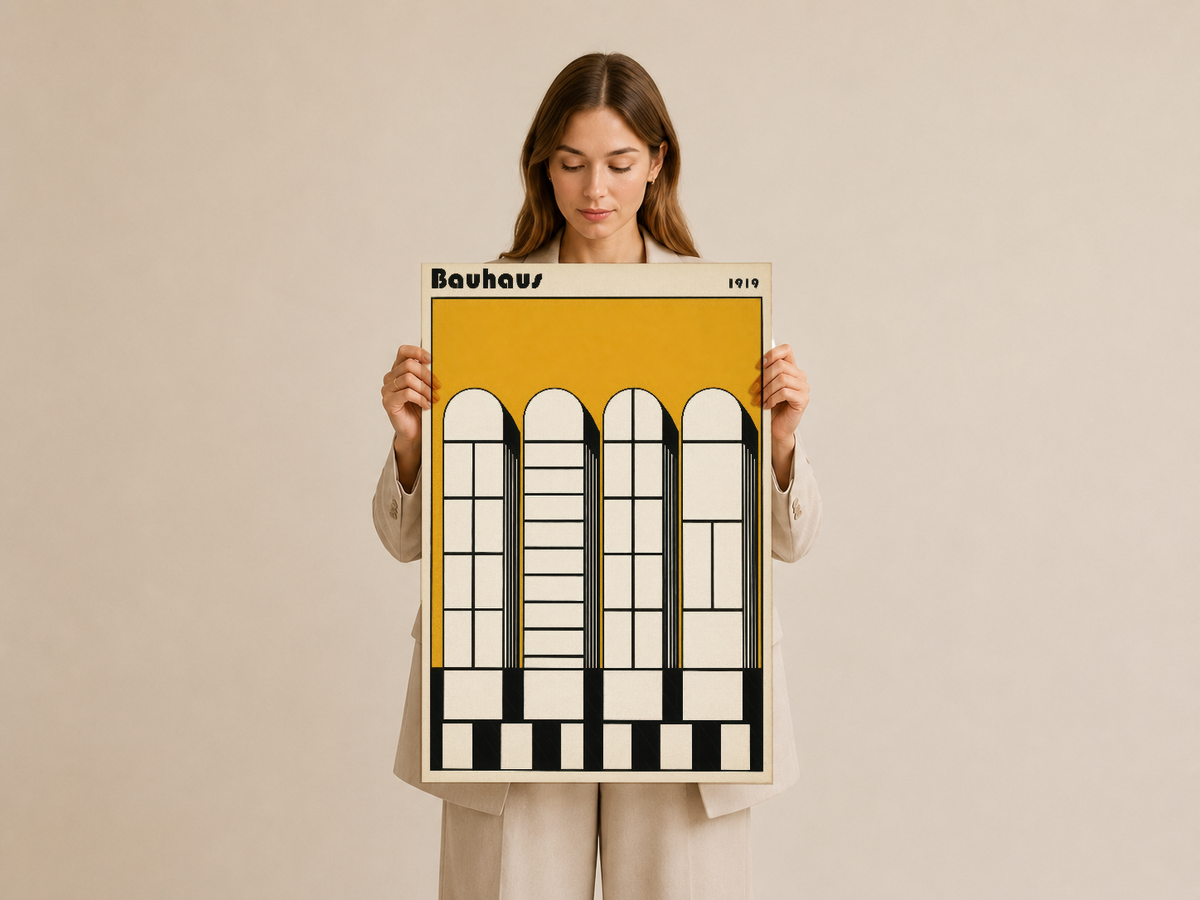 Bauhaus tasarım taşıyan sarı-beyaz-siyah duvar tablosu, elinde tutularak sergileniyor.