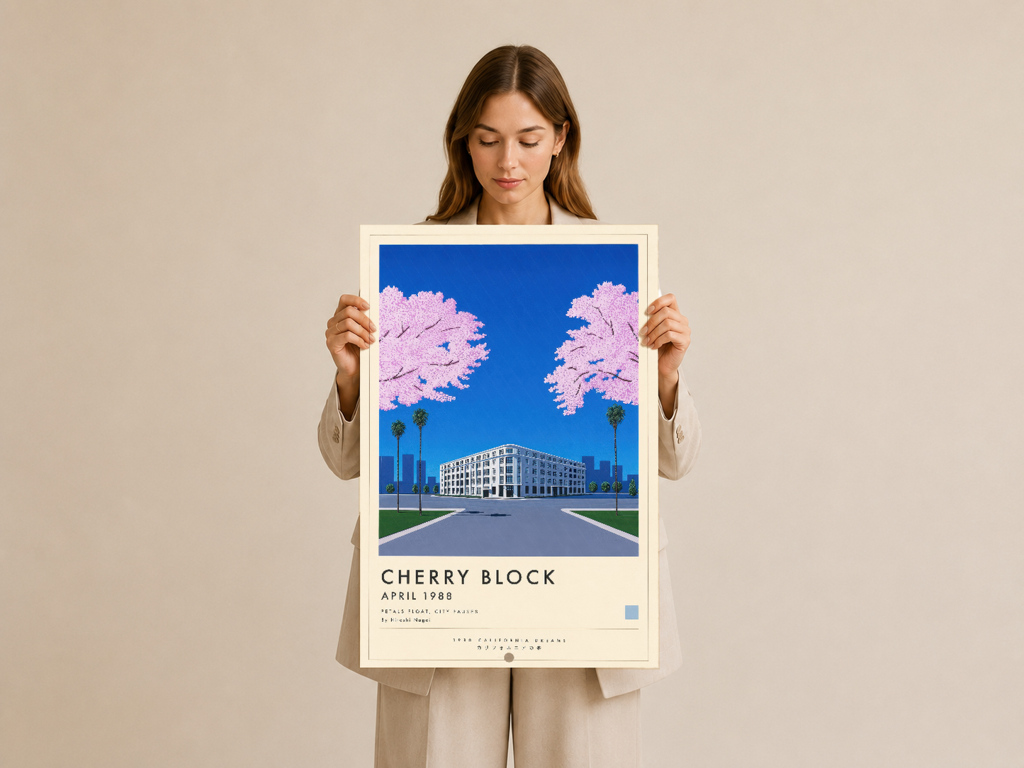 Pembe sakura ağaçlarıyla dekore edilmiş modern şehir tasvirini gösteren, çerçeveli sanat baskısını eline alan kadın.