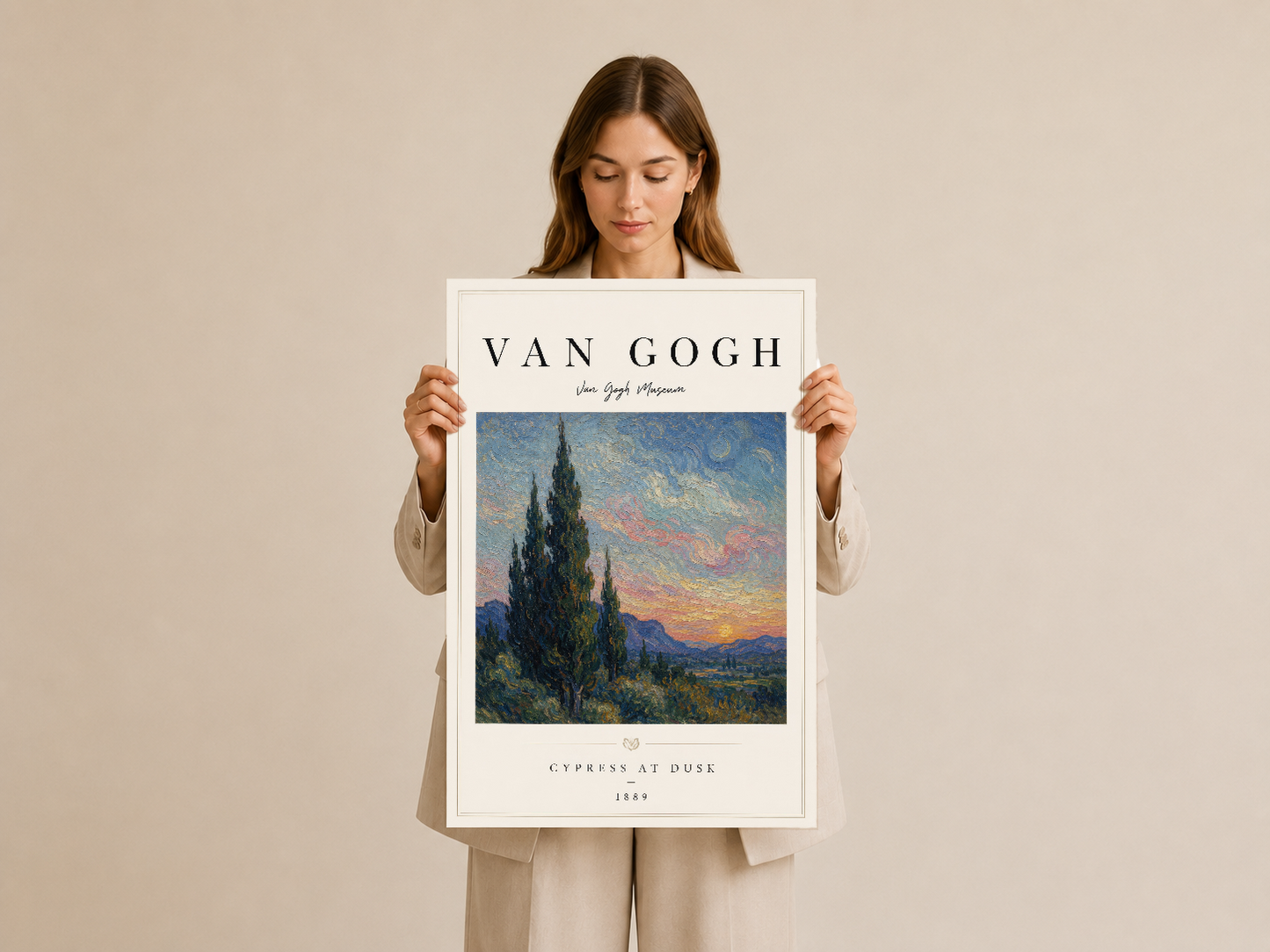 Van Gogh Gün Batımında Selvi posteri, krem rengi çerçevede elle tutulmuş halde.