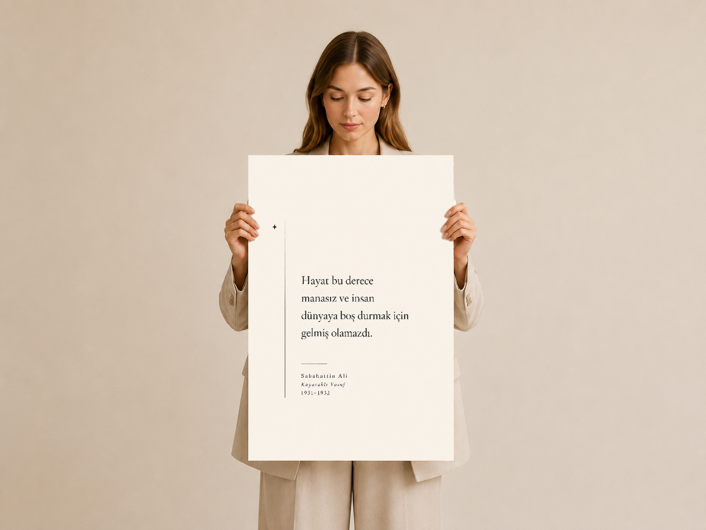 Minimalı Türkçe metin tablı poster, krem renkli giyim içinde kadın model tarafından tutulmuş.