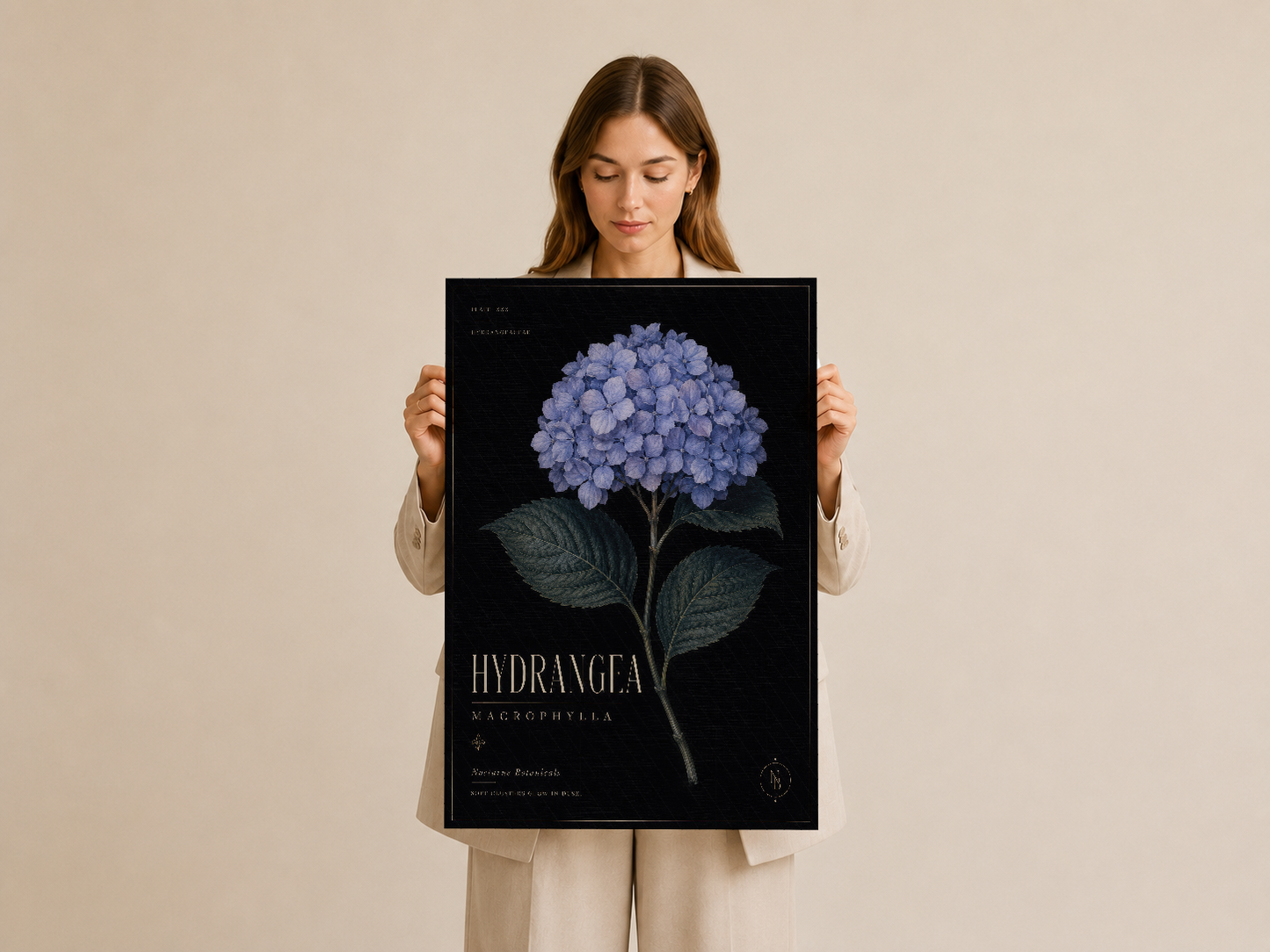 Botanik hortensia tablosu, siyah çerçeveli tasarımı ile zarif bir sanat eseri olarak sunuluyor.