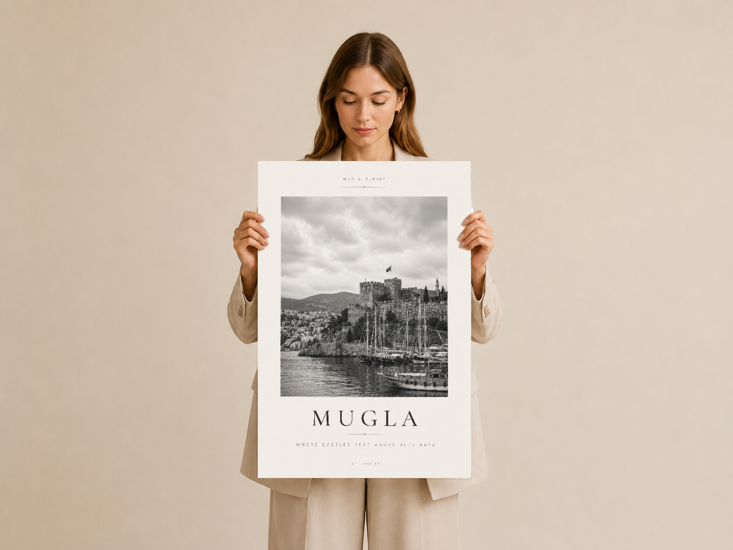 Muğla deniz kalesinin iskandinav stilinde siyah beyaz poster tasarımı, ellerle tutulmuş haliyle gösterimi.