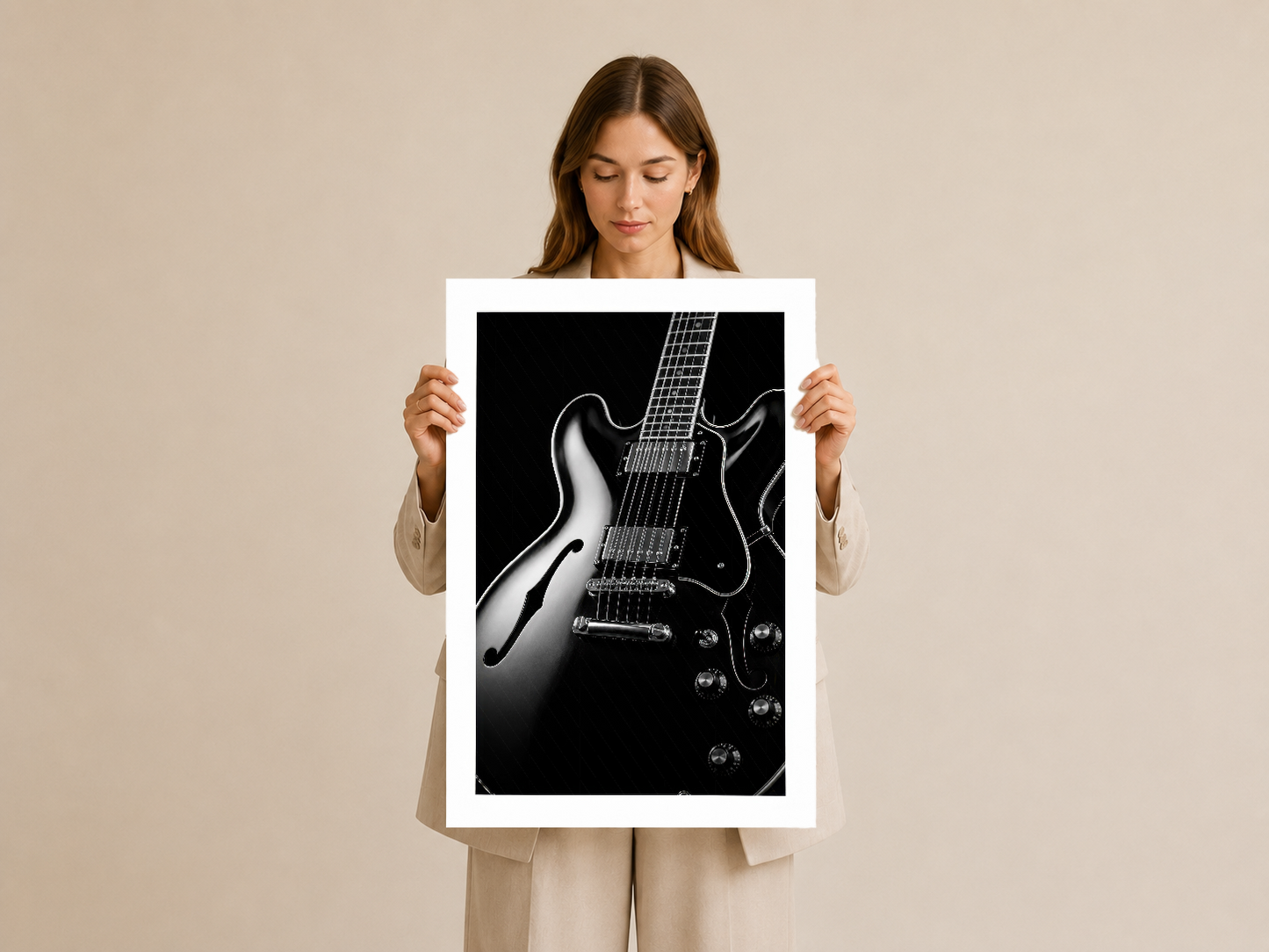 Modern tasarımlı gitar posteri, beyaz çerçevesiyle zarif ve şık görünüm sunuyor.
