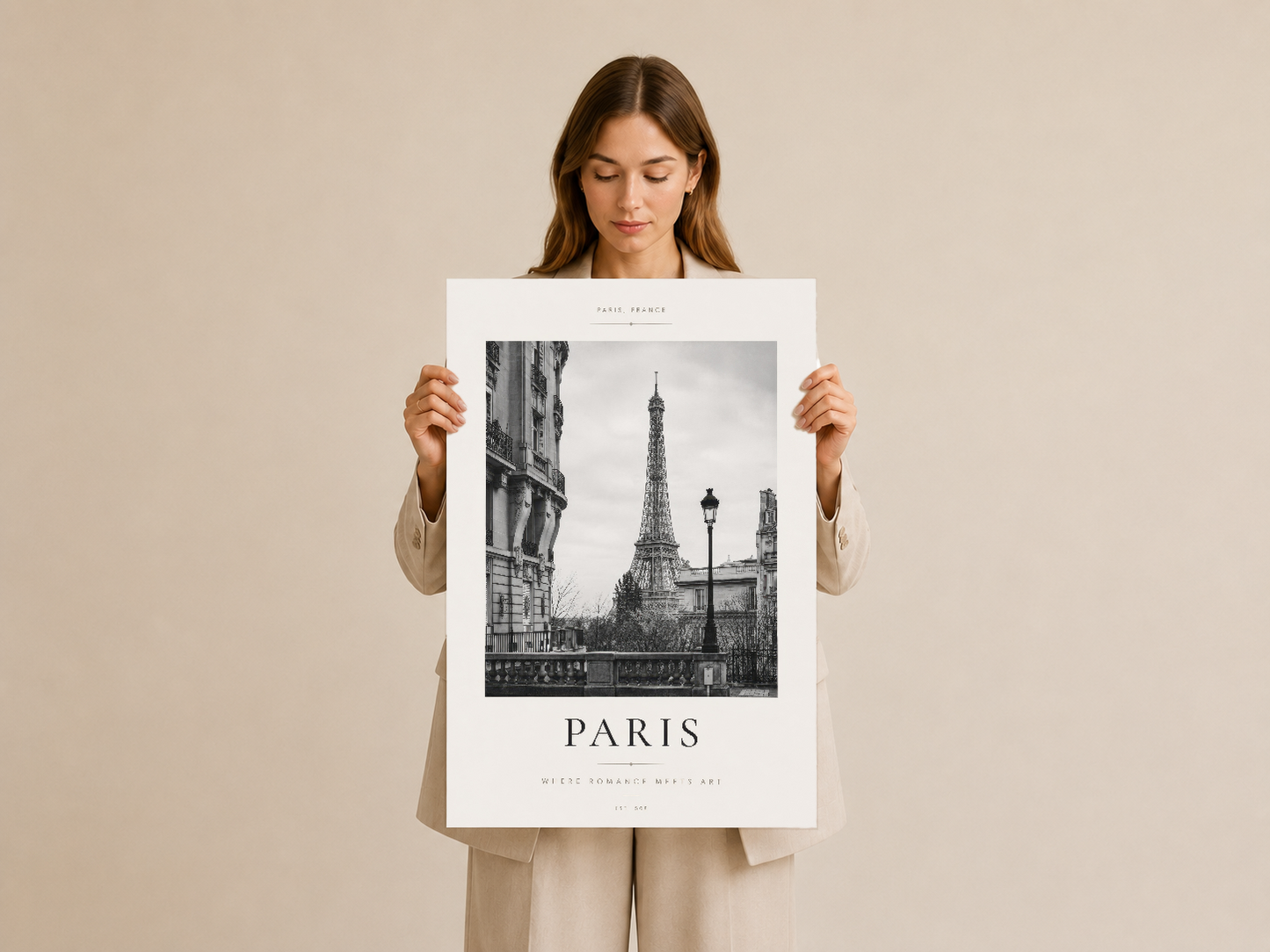 Eyfel Kulesi ve Parisian sokakları gösteren çerçeveli tablonun kadın tarafından tutuluş şekli.