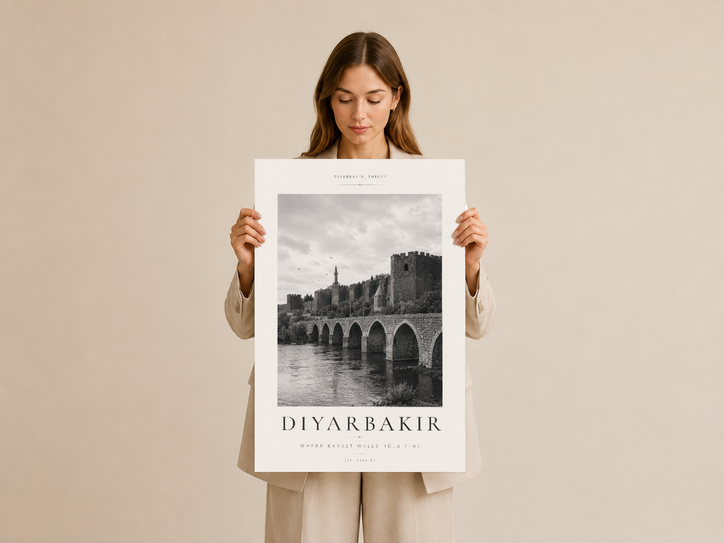 Diyarbakır köprüsü temalı siyah beyaz sanat baskısı, çerçevelenmiş ve sunulmuş haliyle.