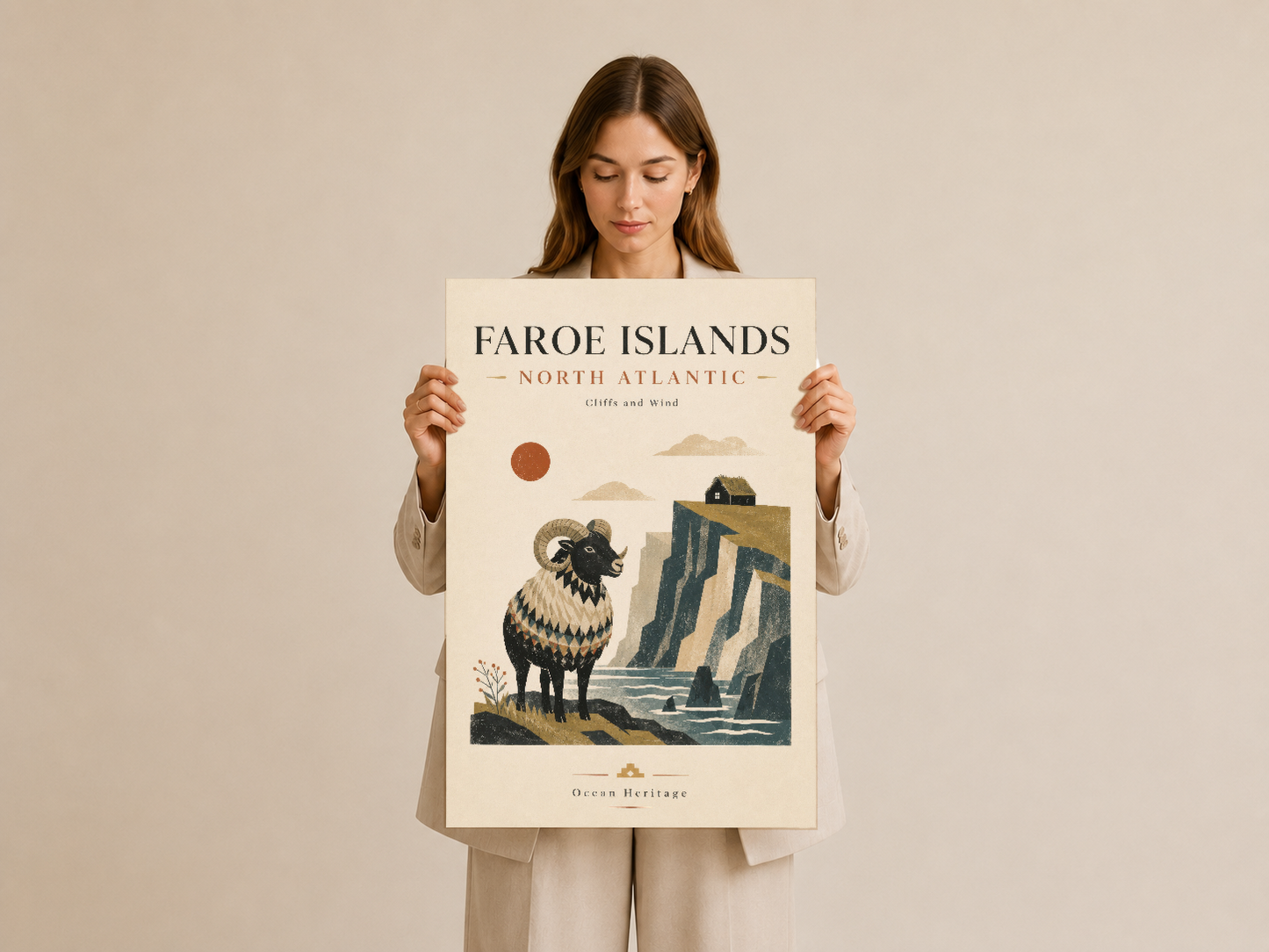Krem renkli Faroe Islands tablosunu elleriyle tutan kadın, ürün boyutunu ve sunumunu gösteriyor.