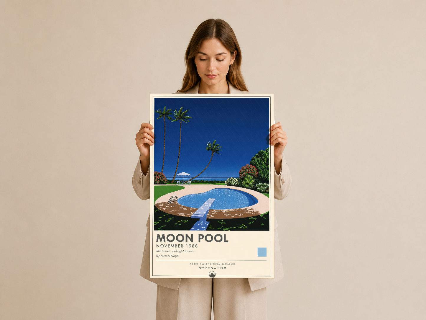 Moon Pool poster, vintage stil çerçevesiyle; kadın tarafından tutulmuş, açık mavi gökyüzü ve minik havuz tasarımını