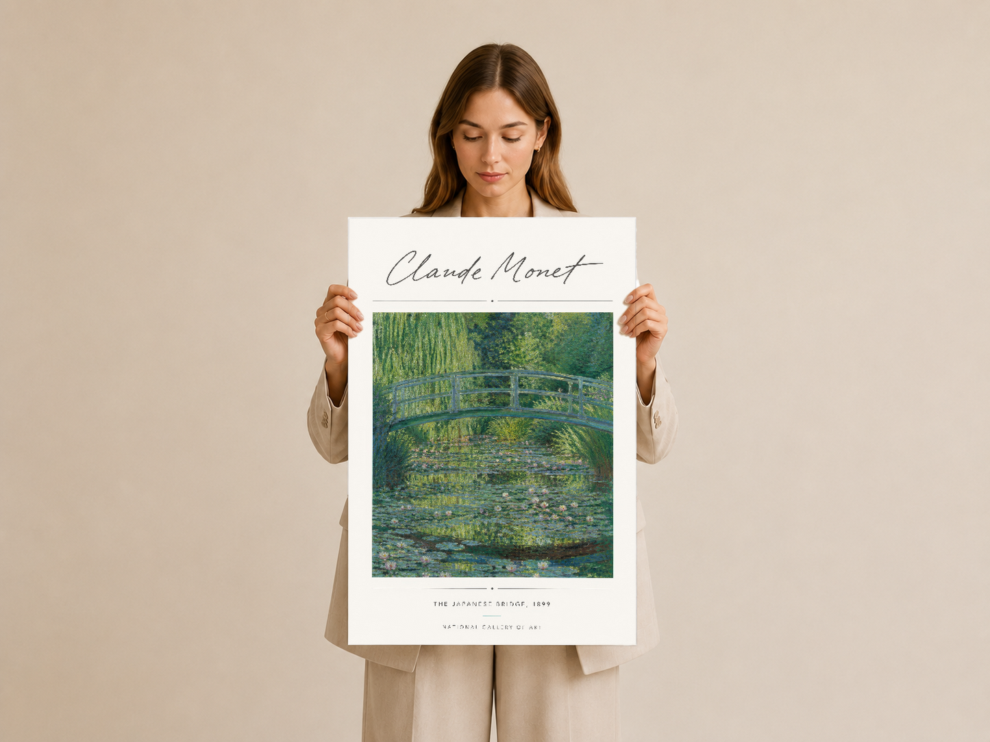 Monet su bahçesi tablosu, çerçeveli duvar sanat baskısı olarak el tarafından tutuluyor.