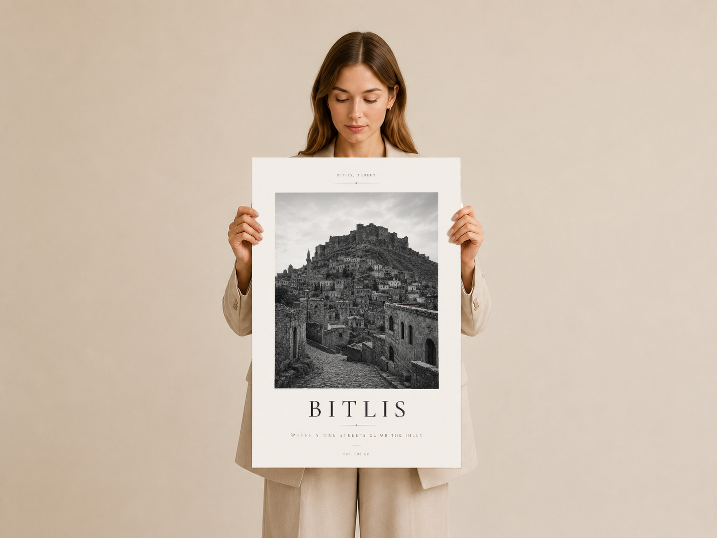 Bitlis poster, kadın tarafından tutularak tasarım kalitesi ve doğal renkleri sergiliyor.