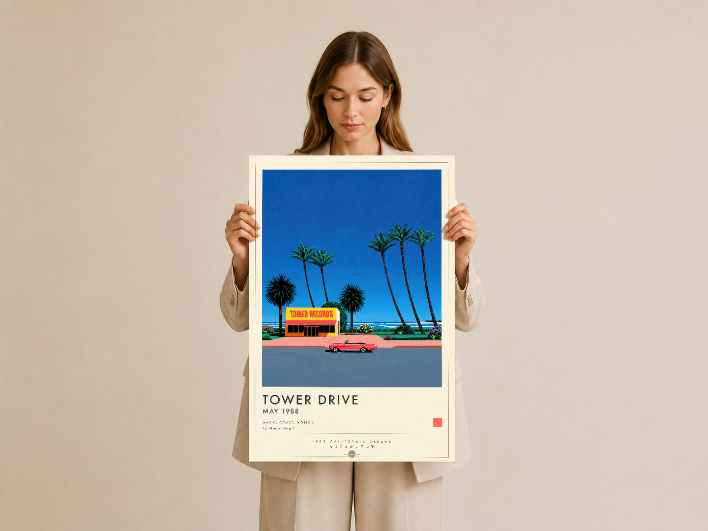 Tower Drive tablosu, parlak palmiye ve vintage araçlarıyla nostaljik Sahil Şeridi sahnesi eli tutuluyor.