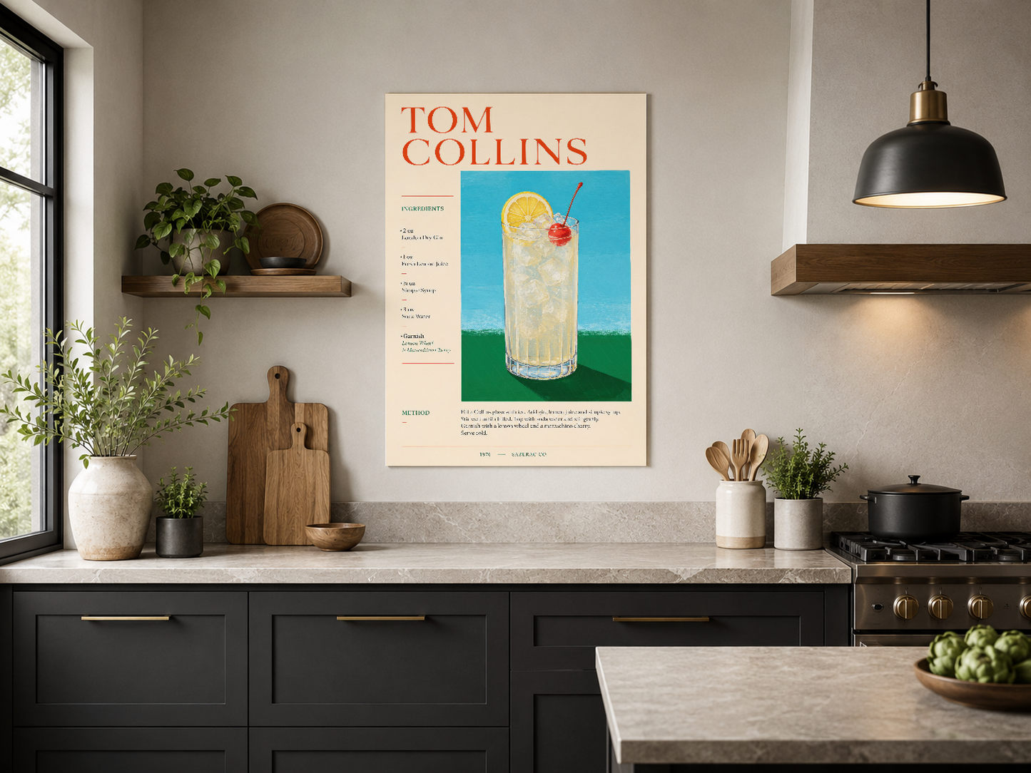 Tom Collins kokteyl posteri, siyah dolaplar ve mermer tezgah üzerinde asılı.