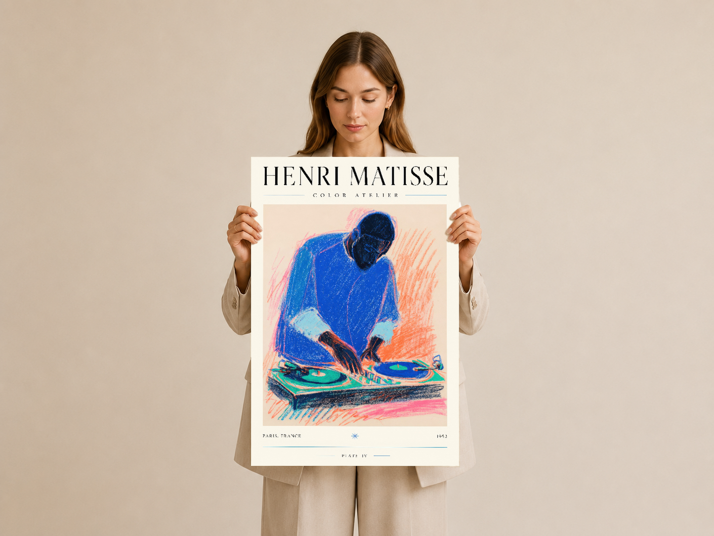 Henri Matisse Color Atelier posteri, kadın tarafından tutularak gösterilen çeşme ve renkli sanat eseri.