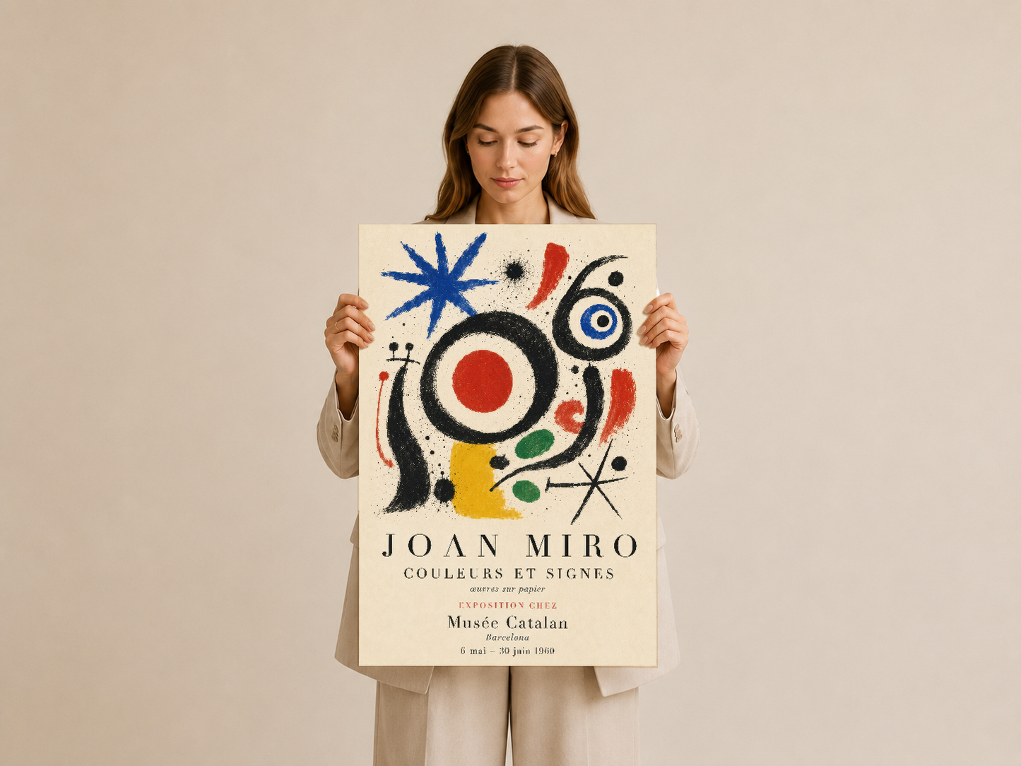 Miro'nun karakteristik soyut tasarımı içeren sanat baskısı, krem tonunda tutum gösterilişi yapılmış poster.
