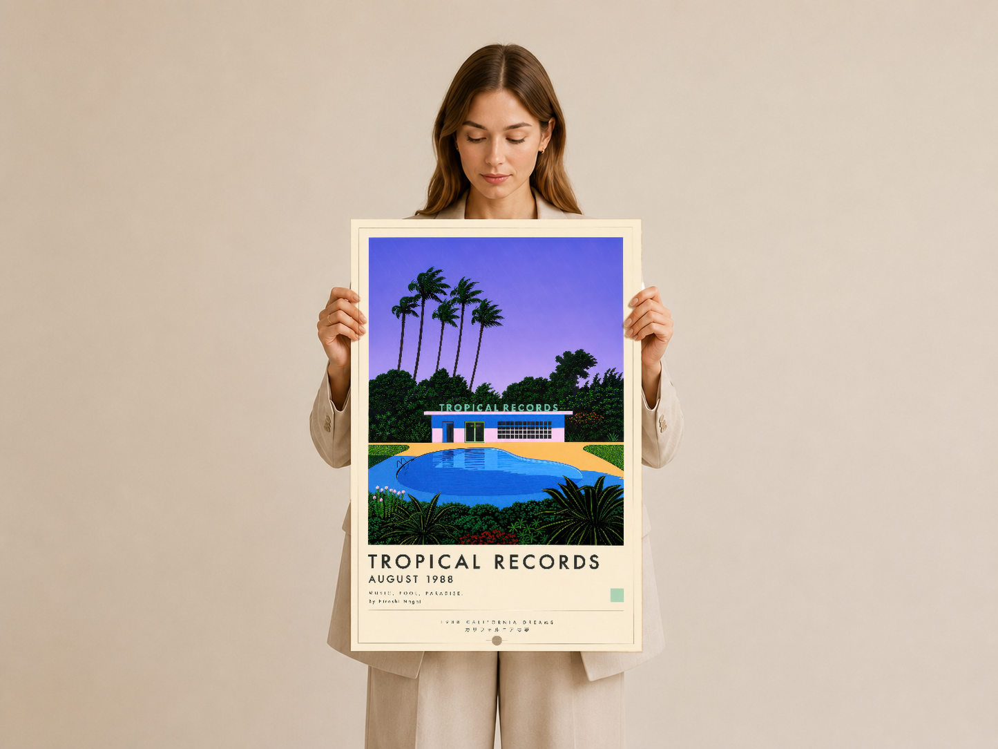 Renkli Tropical Records posteri, beyaz çerçevede, elle tutularak sunulan tasarım tablosu.