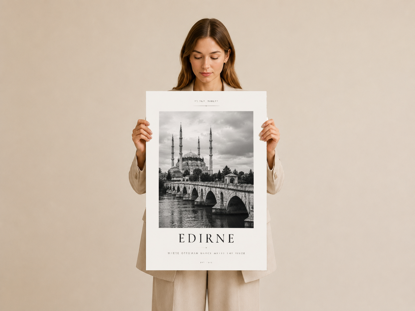 Edirne Camii posteri, elinde tutan kadınla gösterilen modern sanat baskısı.