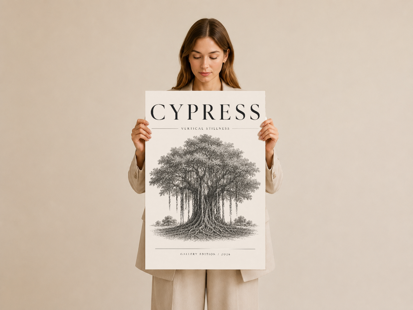 Zarif Cypress tablosunu tutan kadın modeli, ürünün sanat galerisi kalitesini vurgulayan profesyonel sunum görseli.