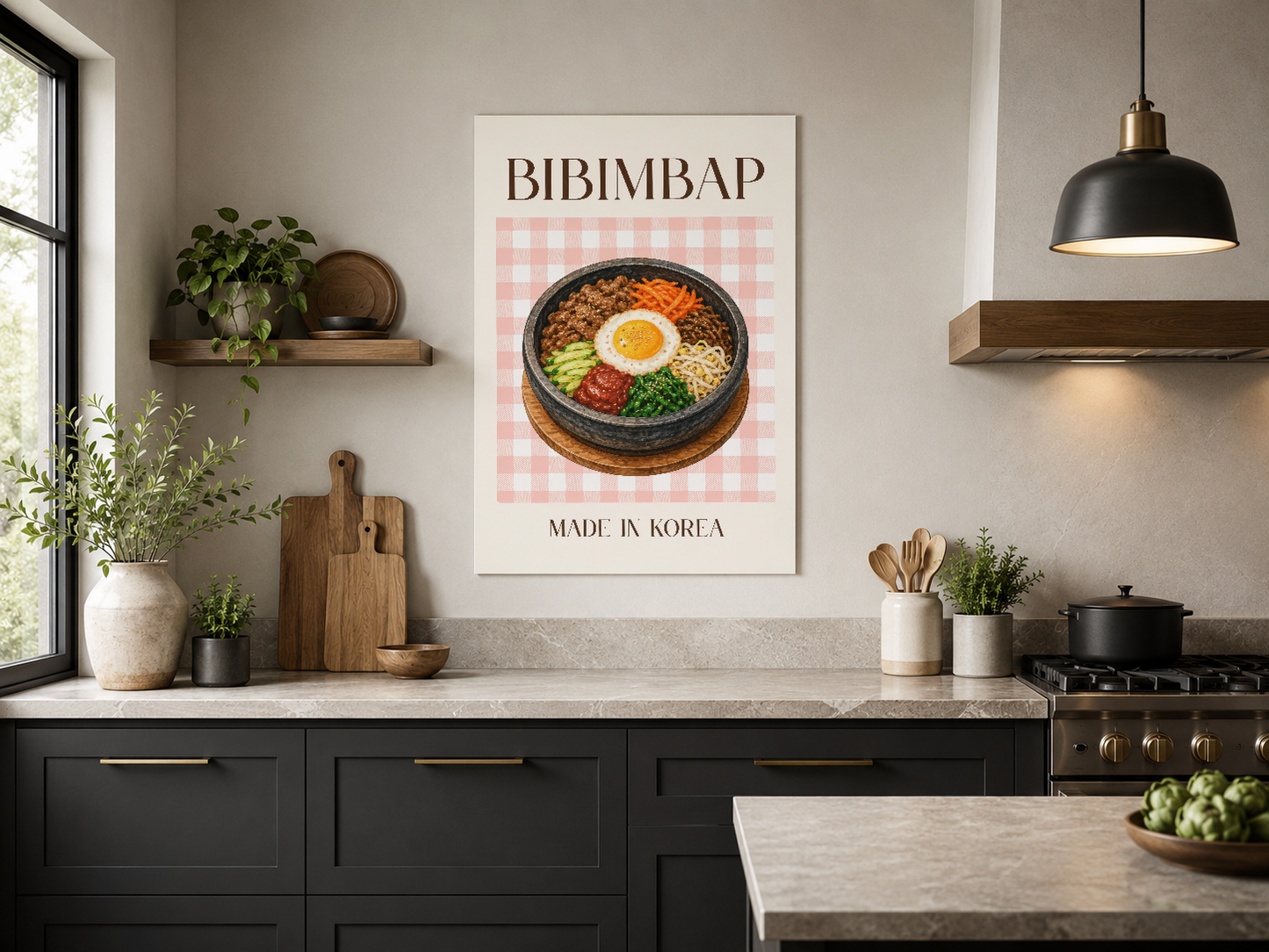 Bibimbap ressam baskısı, siyah mutfak cabinetleri üzerinde, şık duvar dekorasyonu.