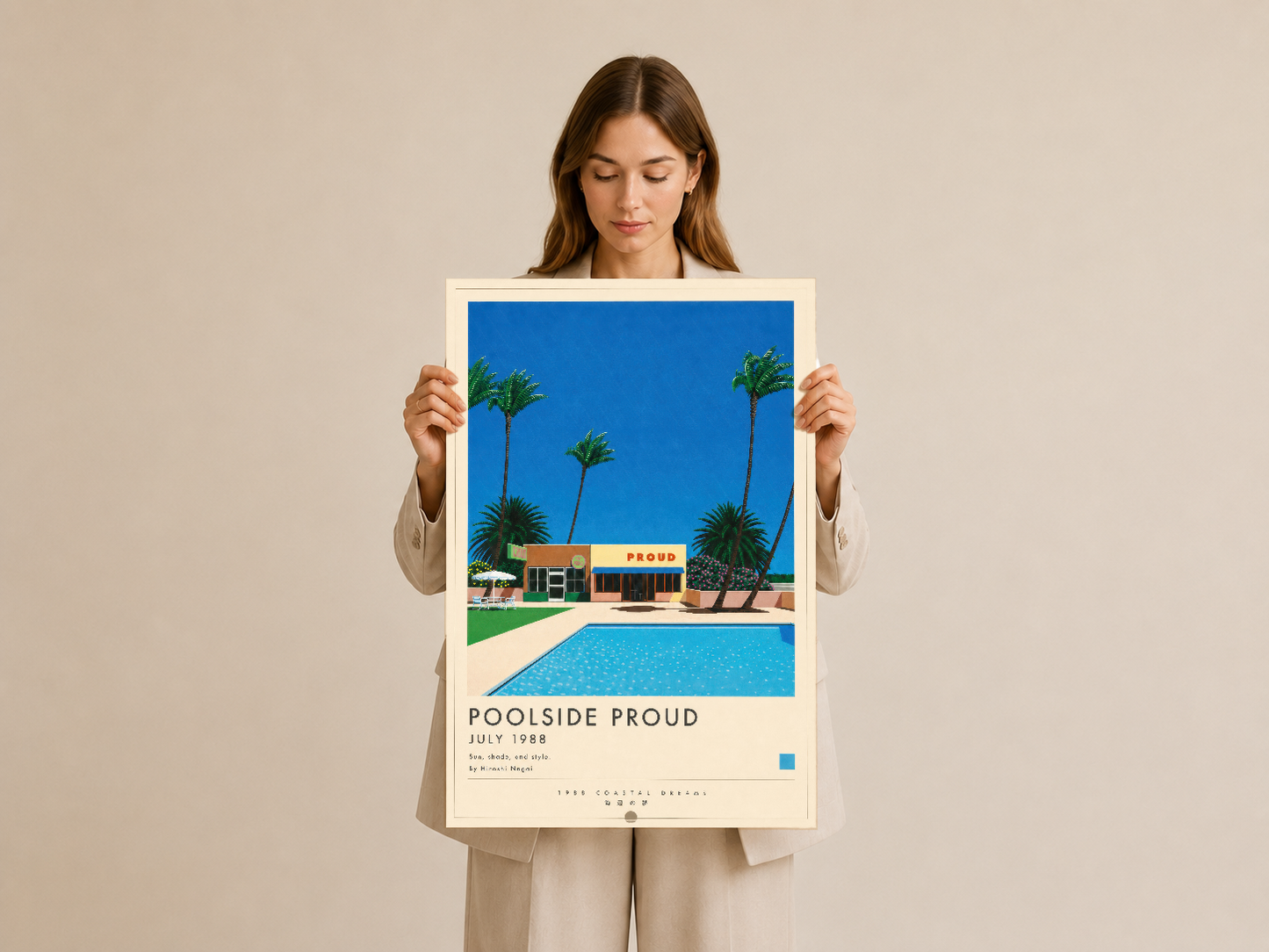 Vintage Poolside Proud tablosu, canlı mavi poster baskısı, ekru çerçevede.