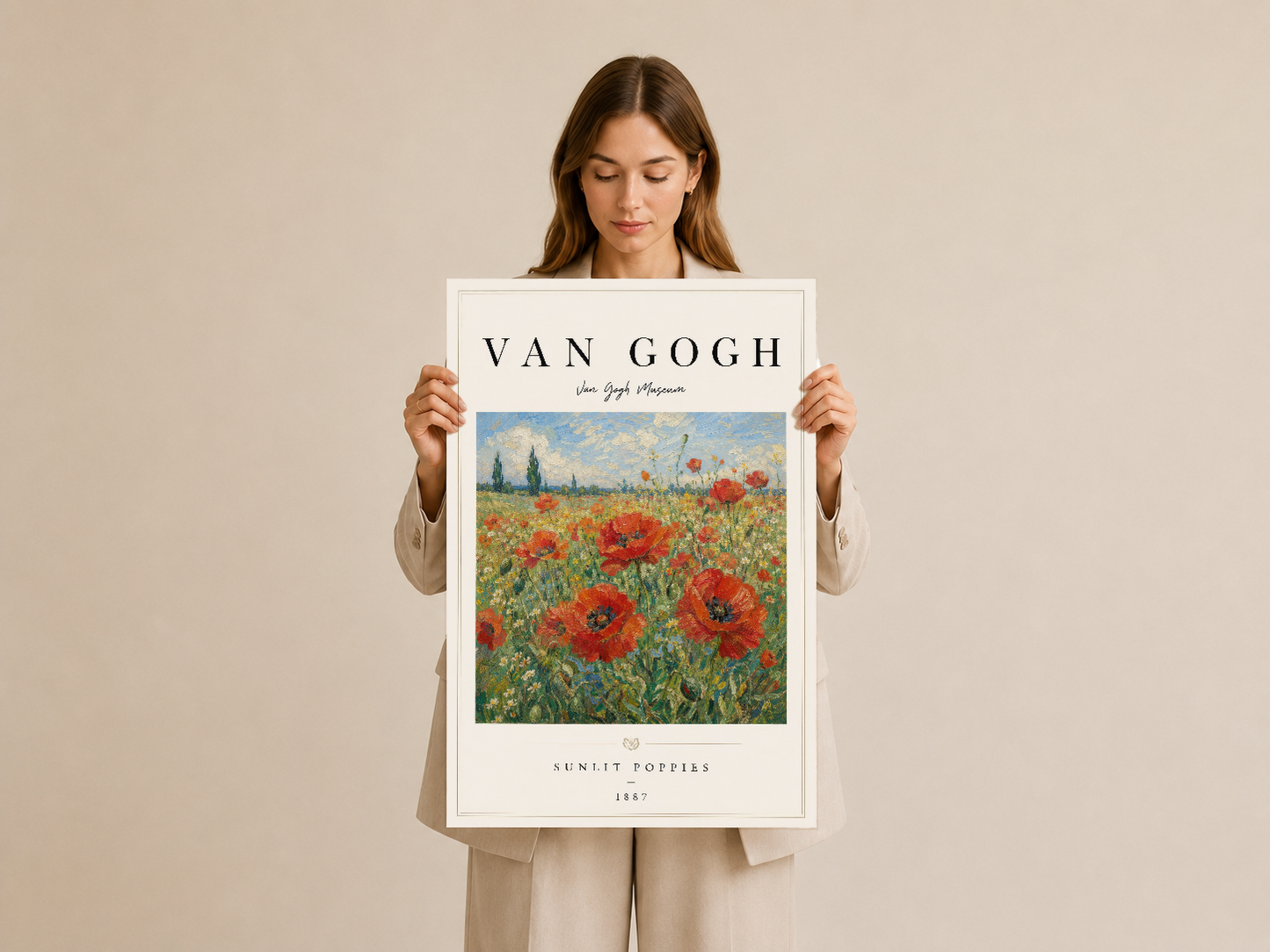 Van Gogh Sunlit Poppies posteri, krem çerçeveli, kadın tarafından tutulan kumaş çantasında sunulan sanat baskısı.
