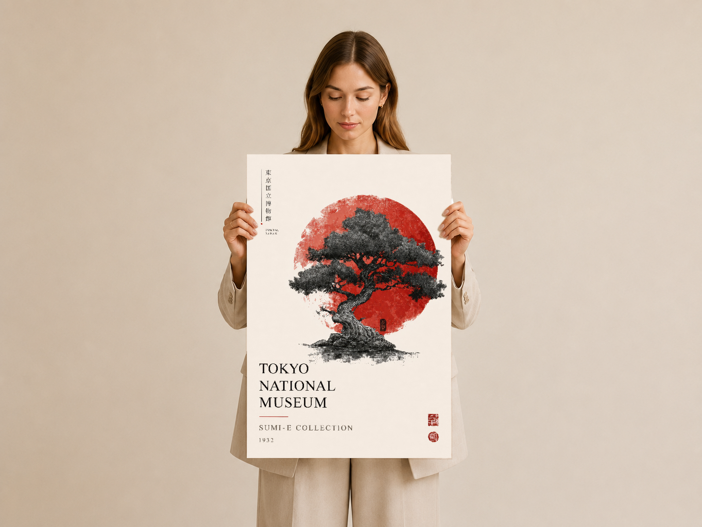 Kırmızı güneş ve sumi-e ağaç motifli müze posteri, doğal ışıkta tutulmuş halini gösteren baskı