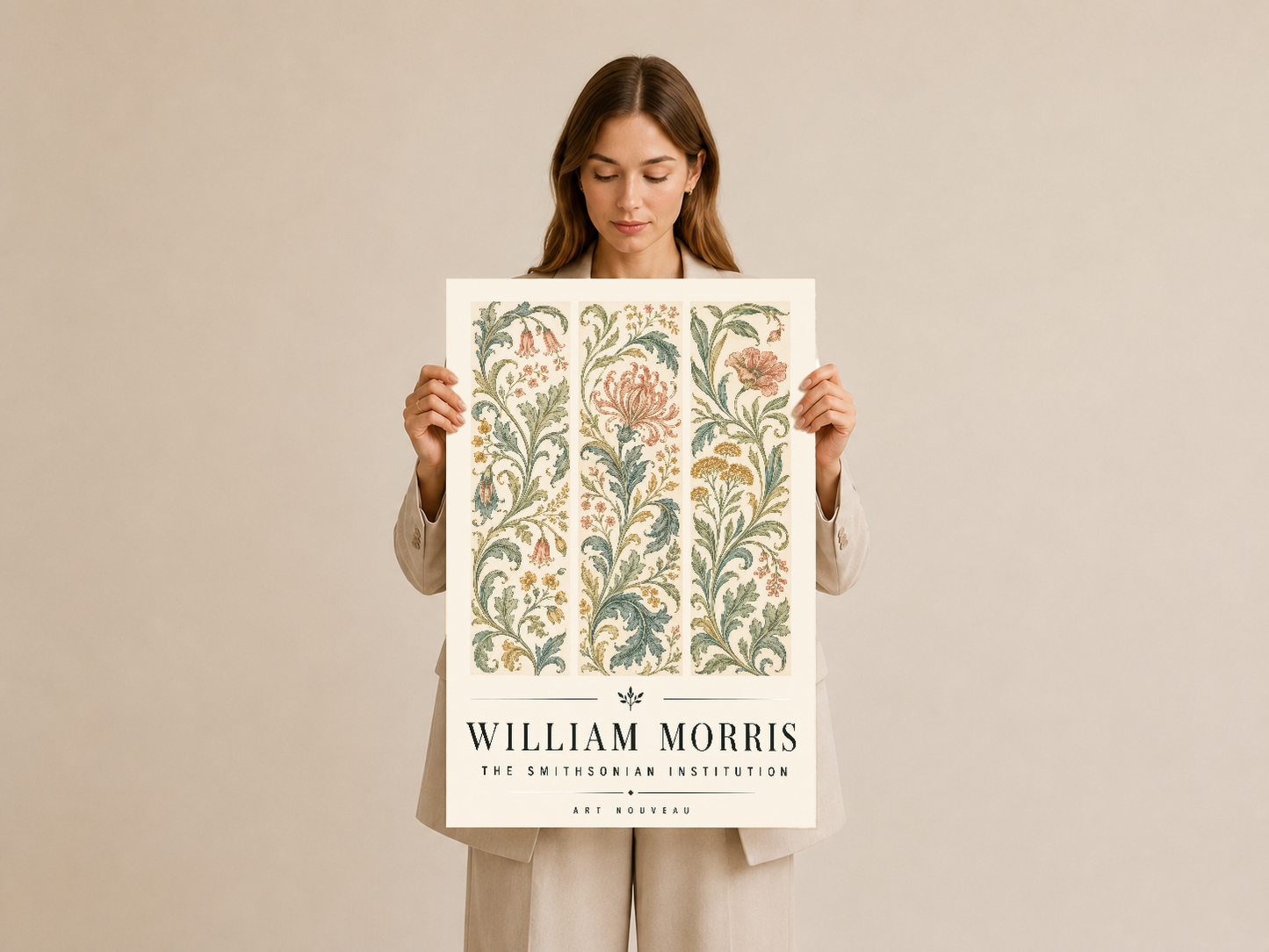William Morris çiçek deseni poster, krem tonlu çerçeveli tablosu elinde tutan kadın.