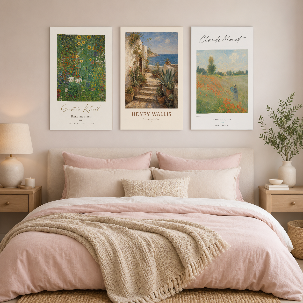 Klasik sanat posterlerinin üç parçalı seti, pembe başlıklı yatak odası dekorasyonunda romantik ve şık bir ambiyans yaratıyor.