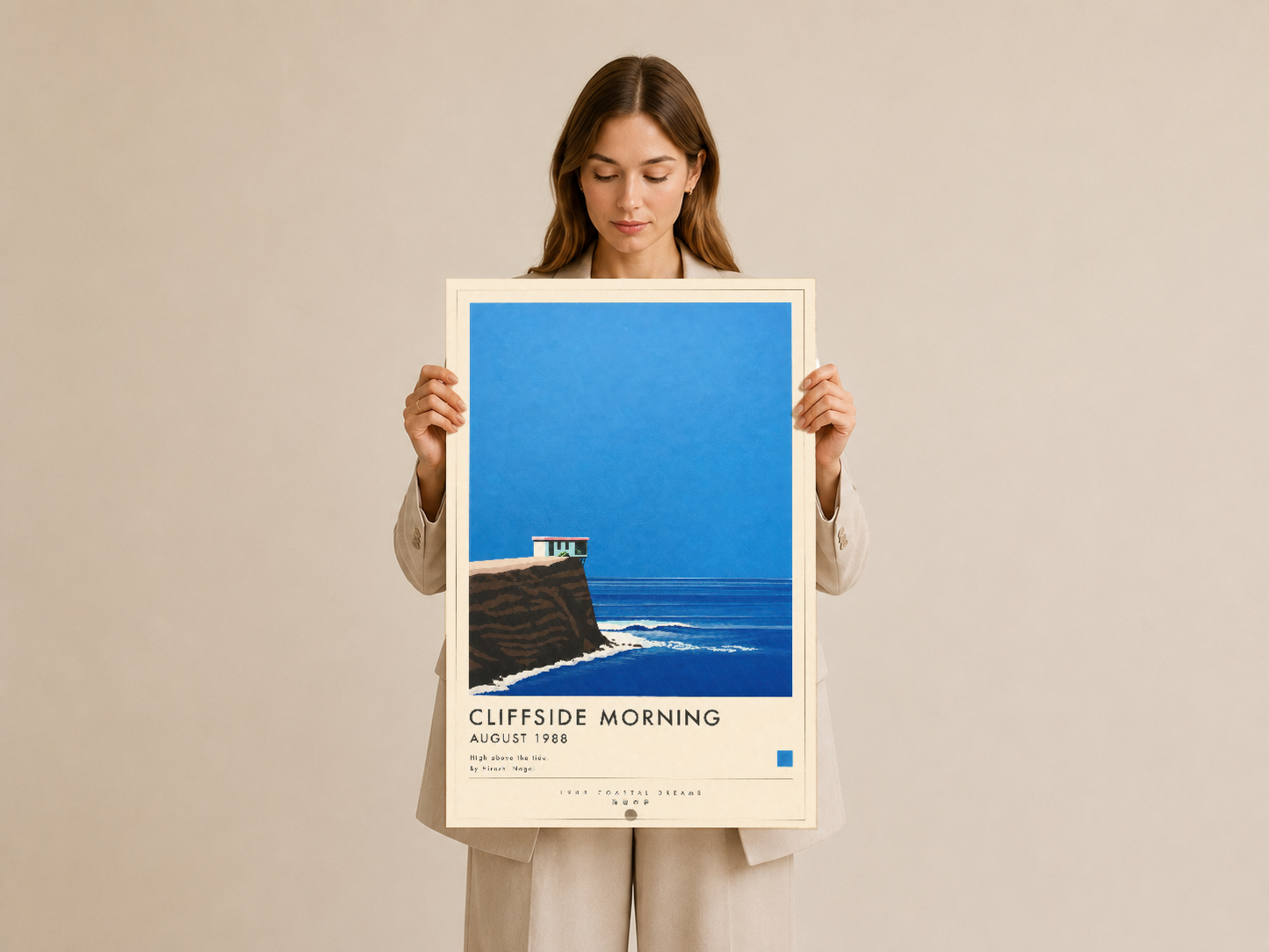 Cliffside Morning sanat tablosunu elden tutan kadın, beyaz çerçeveli orijinal baskı gösterimi.