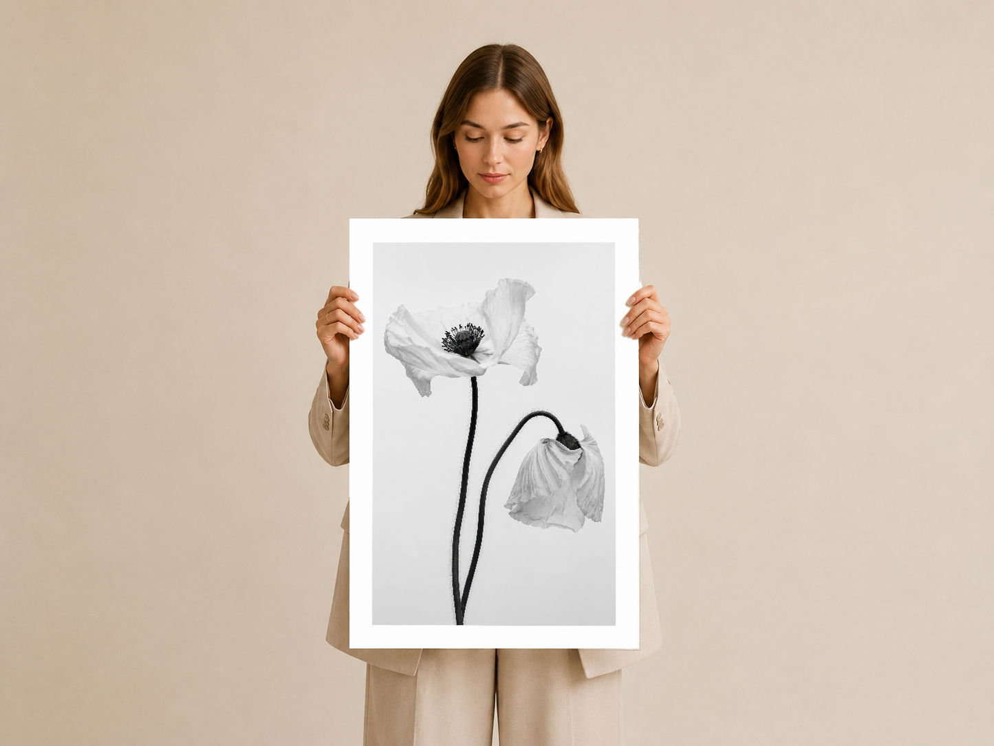 Kadın modelin tuttuğu beyaz çerçeli haşhaş çiçeği tablosu, minimalist çizim stili.