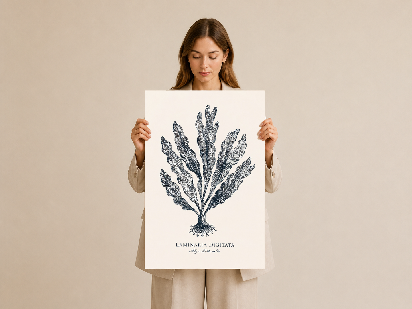 Laminaria Digitata sanat baskısı, tutulmuş halde gösterilen, zarif botanik tasarımı ve yazılı başlık.
