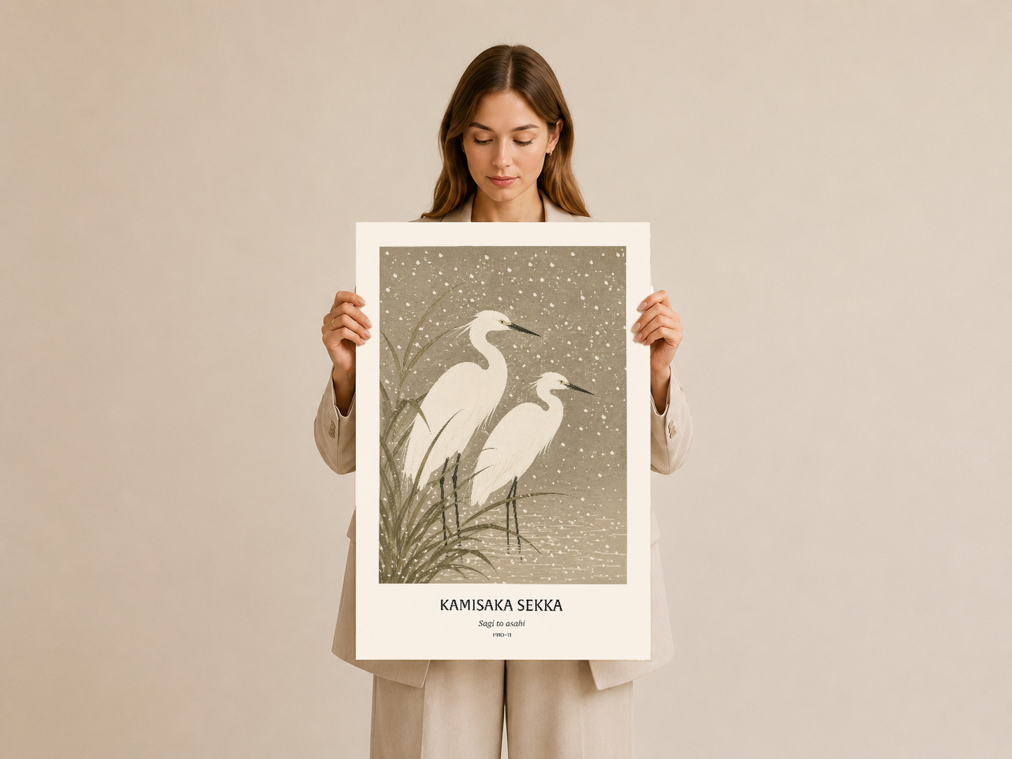 Kadın tarafından tutulan, şık sanat baskı poster; nötr tonda iki balık ve doğa detayları.