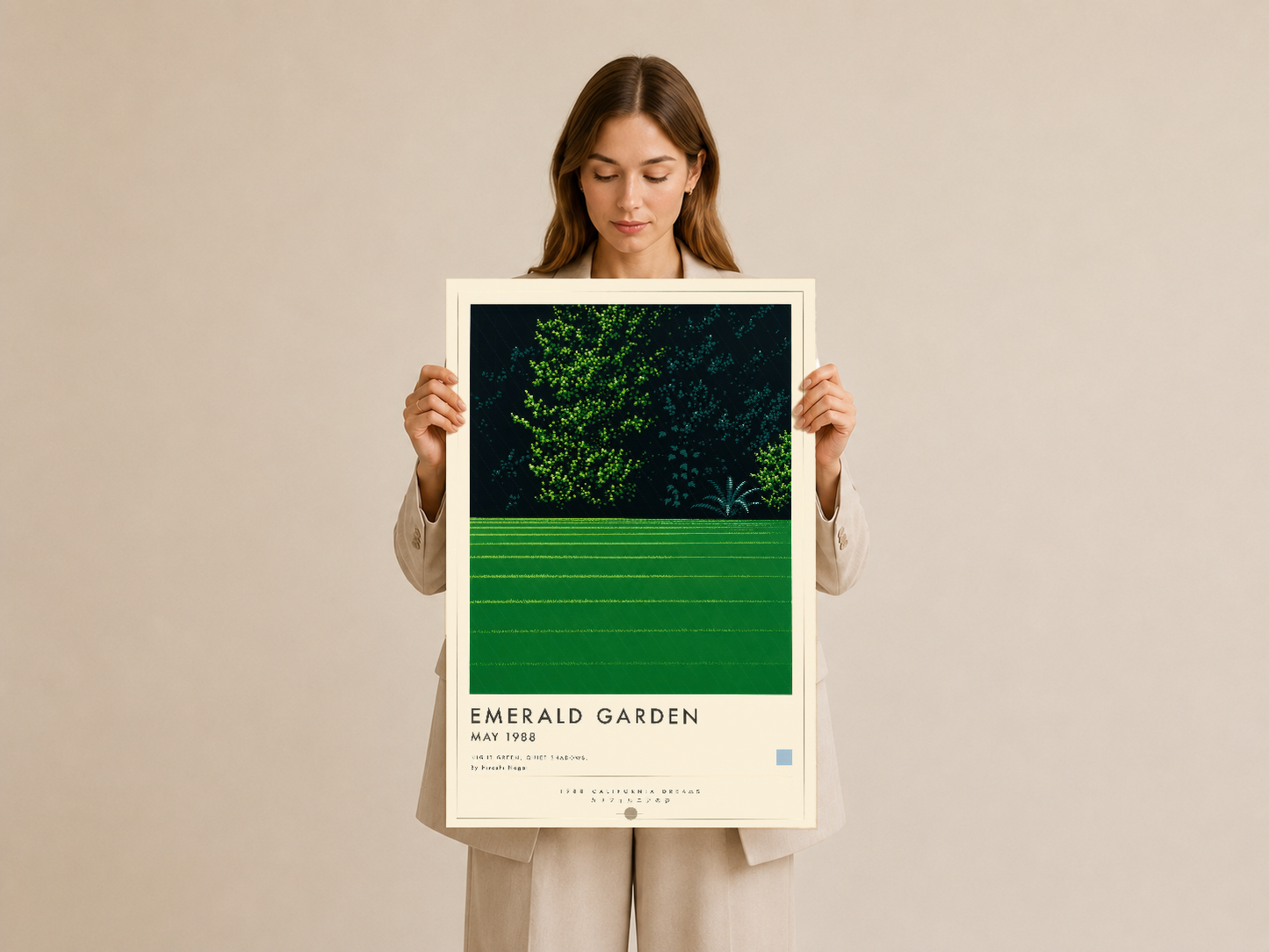 Emerald Garden posteri beyaz çerçevede, sahibi tarafından tutularak gösterilen ürün detayı.