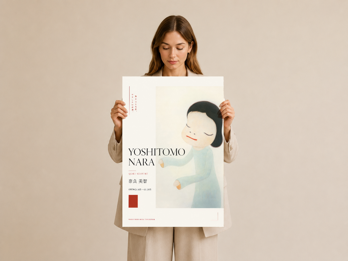 Yoshitomo Nara sanat baskısını tutan kadın, tablosunun yumuşak pastel renk paletini ve detaylarını gösteriyor.