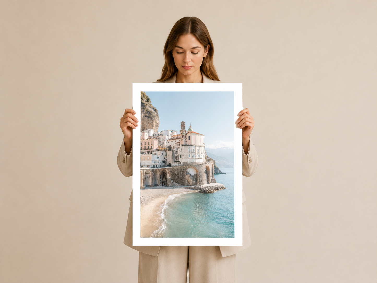 Kültürel panorama sunan Amalfi Sahili duvar sanatı, beyaz mat çerçevede tutulu halde gösteriliyor.