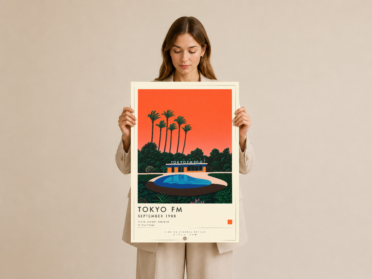 Kadın tarafından tutulan Tokyo FM posterinin detaylandırılmış görünüşü, keskin renk kontrastı ve retro tipografi