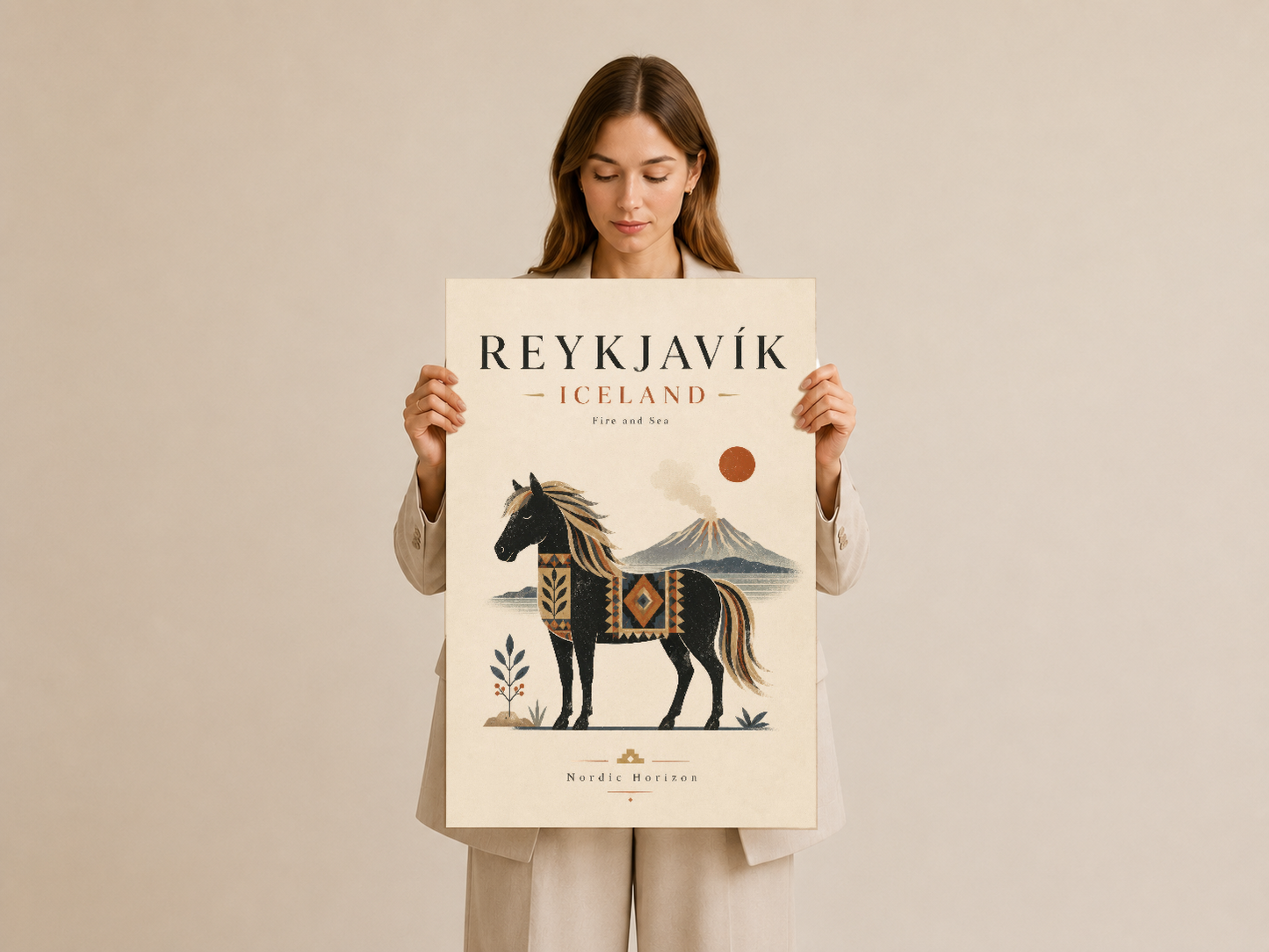 Kadın modelin elinde tuttuğu, kraft rengi İzlanda temalı at ilustrasyon posteri.