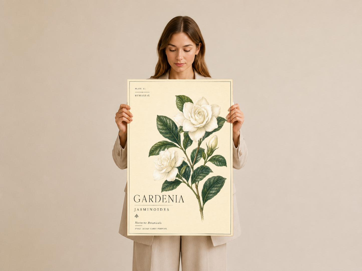 Zarif çerçeveli Gardenia Jasminoides posterini gösteren ve elde tutarken sergilenen sanat baskısı.