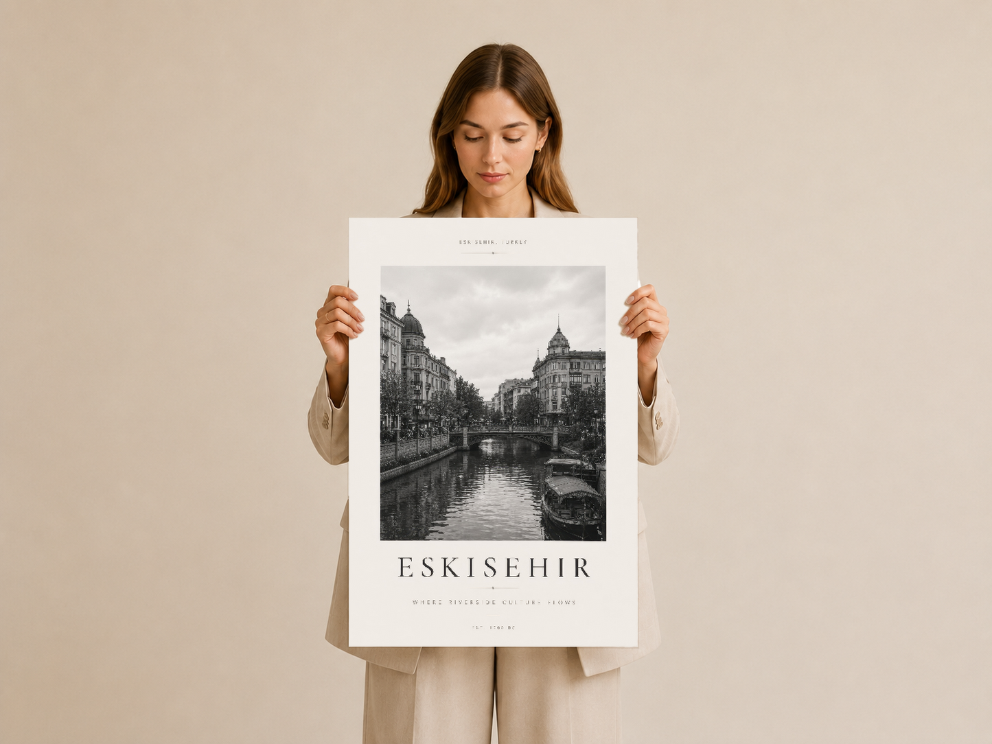 Eskişehir kanal sahnesi, siyah beyaz dönemsel fotoğrafik estetik, çerçeveli poster baskı olarak sunulan şehir sanatı.