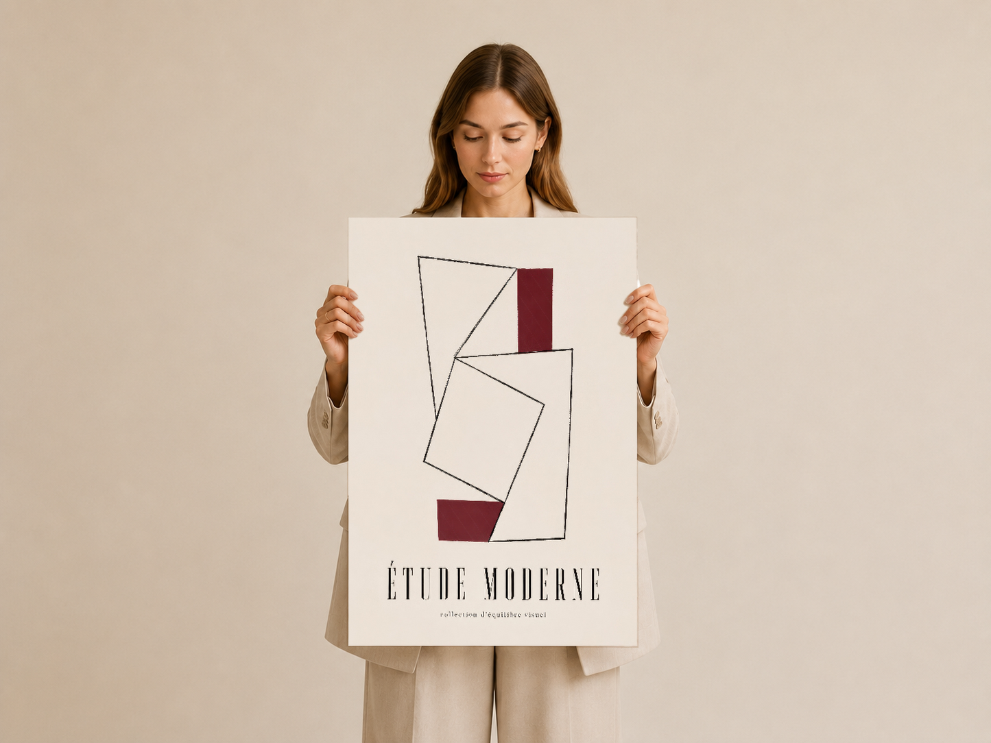 Minimalist geometrik desenli poster tablosu, modern tasarımda kadın tarafından sunulan yakın çekiş.