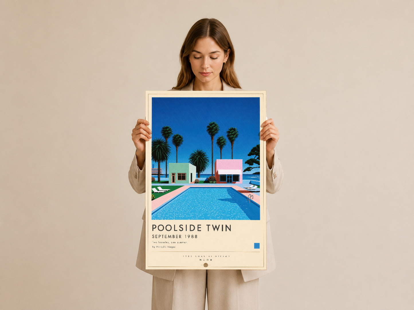 Türkçe Poolside Twin posteri, çift renkli çerçeveli olarak elle tutularak gösterilmiş.